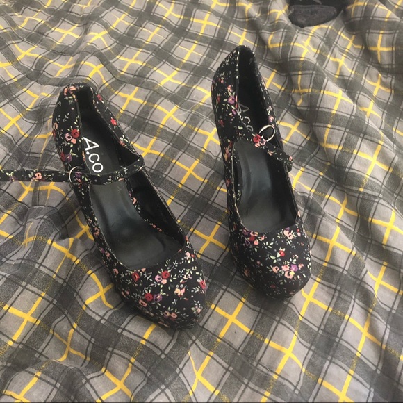 (3/$25)🌸Floral Pumps🌸 - Picture 2 of 3